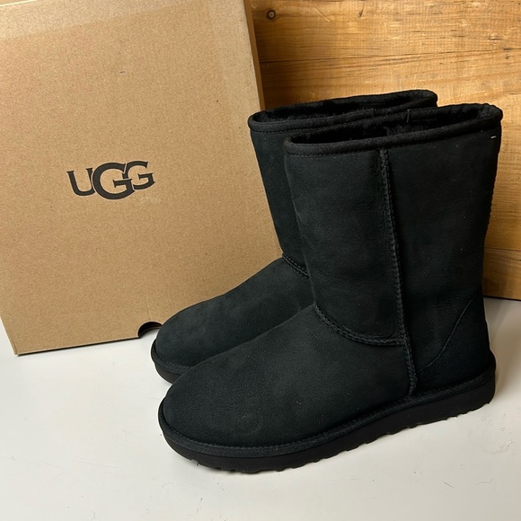 PREOWNED Women’s UGG Classic Short II Black Shearling Sheepskin Boots - Picture 2 of 15